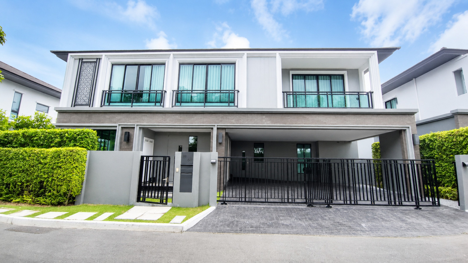 ขายบ้านเดี่ยว Luxury พร้อมเฟอร์ตามภาพ ทิศเหนือ หน้าบ้านไม่ชนใคร 