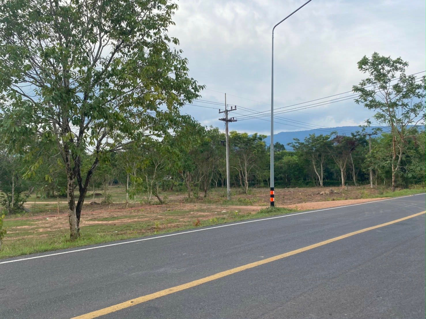 ขายที่ดิน 42 ไร่เศษ ติดถนน 3077 ปราจีนบุรี–เขาใหญ่ ต.เนินหอม วิวเขา ทำเลศักยภาพ – รูปที่ 3