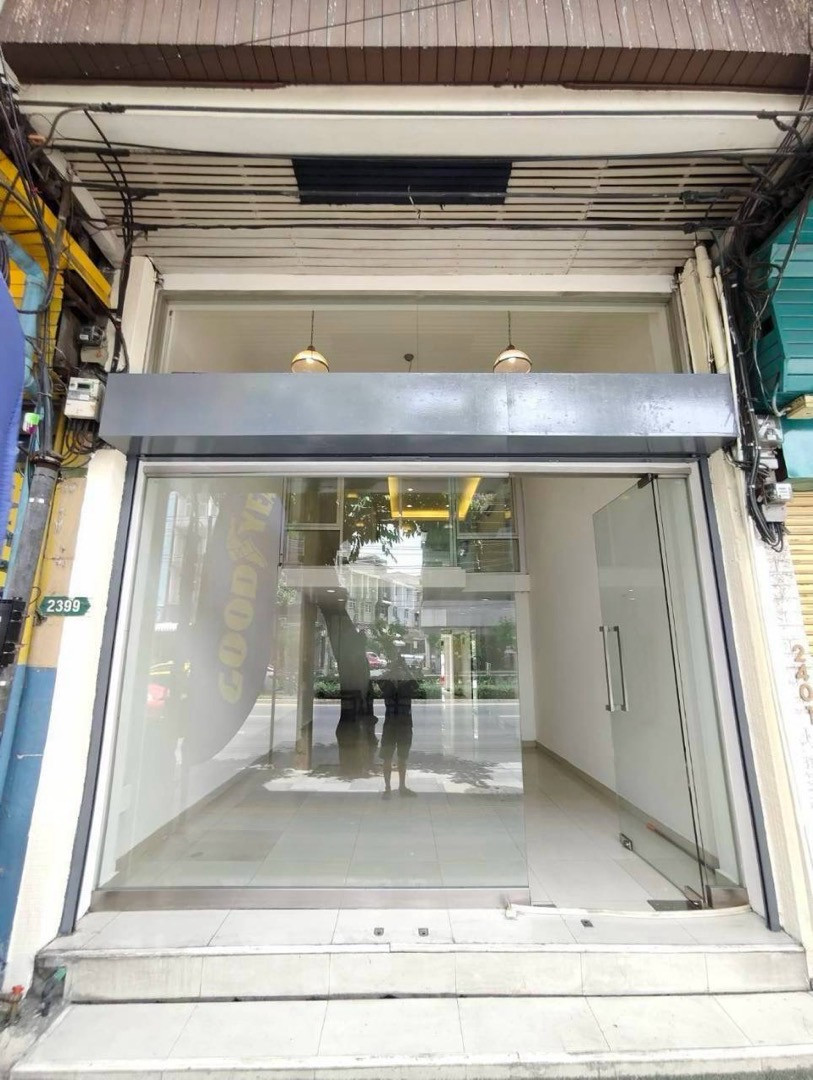 Commercial building for rent, newly renovated, 4 and a half floors, 20 sq m, next to the main road, Lat Phrao 71, parking for more than 5 cars, 40,000 baht. Commercial building for rent, newly renovated, 4 and a half floors, 20 sq m, next to the main road, Lat Phrao 71, parking for more than 5 cars, 40,000 baht.