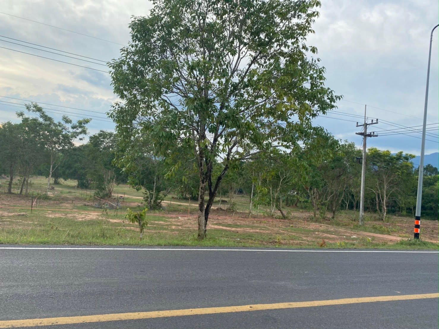 ขายที่ดิน 42 ไร่เศษ ติดถนน 3077 ปราจีนบุรี–เขาใหญ่ ต.เนินหอม วิวเขา ทำเลศักยภาพ – รูปที่ 2
