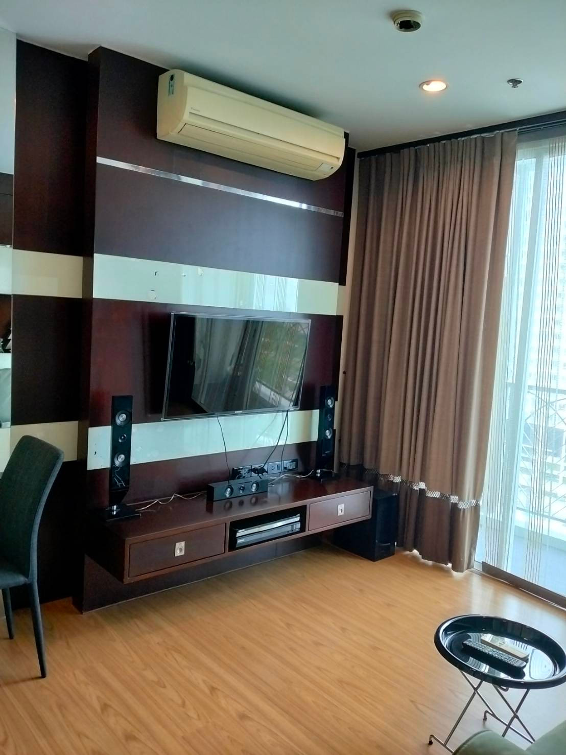 Hot !!! 1ห้องนอน 1ห้องน้ำ 1ห้องทำงาน มีเตียงนอนซ่อนสามารถทำเป็นห้องนอนได้ เฟอร์จิเจอร์ตกแต่งพร้อมอยู่ เครื่องใช้ไฟฟ้าครบ – รูปที่ 2