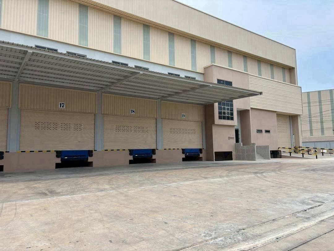 🏭 ขาย / ให้เช่า โกดัง / โรงงาน ขนาด 9,718 ตร.ม.  อสังหาริมทรัพย์อุตสาหกรรมศักยภาพสูง เหมาะสำหรับธุรกิจโลจิสติกส์ คลังสินค้า  หรือโรงงานผลิต พร้อมโครงสร้างรองรับงานหนักและพื้นที่ใช้งานครบครัน  💰 ราคาเช่า: 1,950,000 บาท