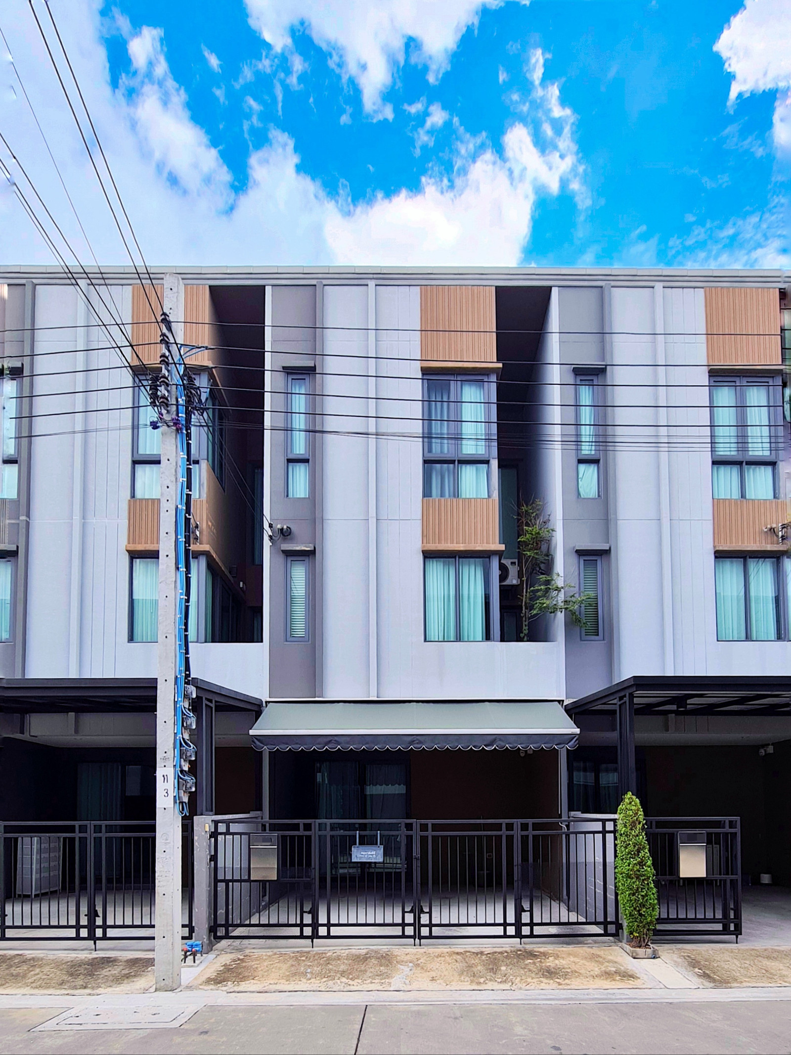 Exclusive Listing! Modern style 3-story townhome, Baan Klang Muang Sathorn Kallapapruek, Pet-Friendly