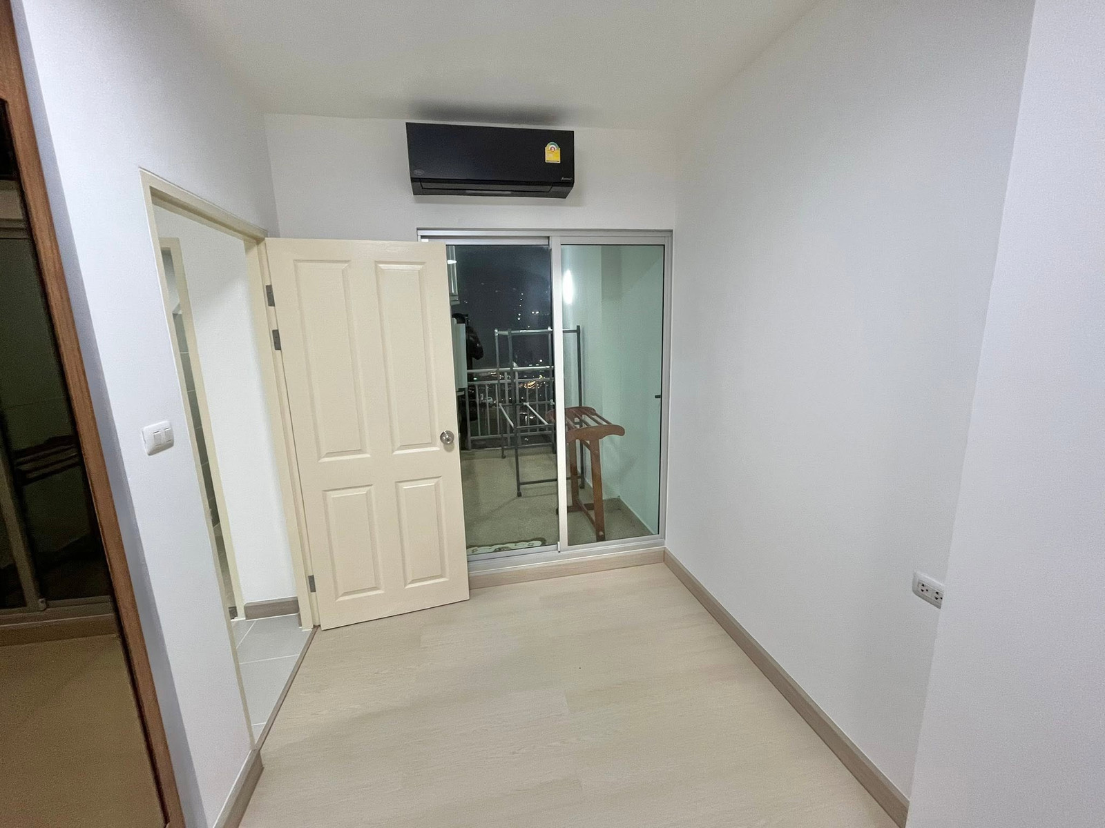 Urgent sale, cheap sale, Supalai park ratchayothin 2.55 MB, all expenses included, 49.24 sq m, spacious room, large room, already renovated.