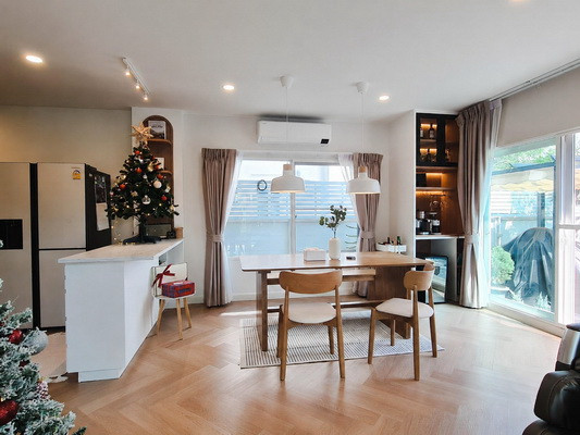 [ให้เช่า] หมู่บ้าน เซนโทร พหลฯ - วิภาวดี 2 / 4 ห้องนอน 4 ห้องน้ำ / 67 ตรว. 225 ตรม. **57,000** บ้านเดี่ยวหลังมุม ตกแต่งสวยมาก เฟอร์นิเจอร์และเครื่องใช้ไฟฟ้าจัดเต็ม เดินทางสะดวก พร้อมเข้าอยู่ เพียง 10 นาทีจากห้างฟิวเจอร์พาร์ครังสิต – รูปที่ 3