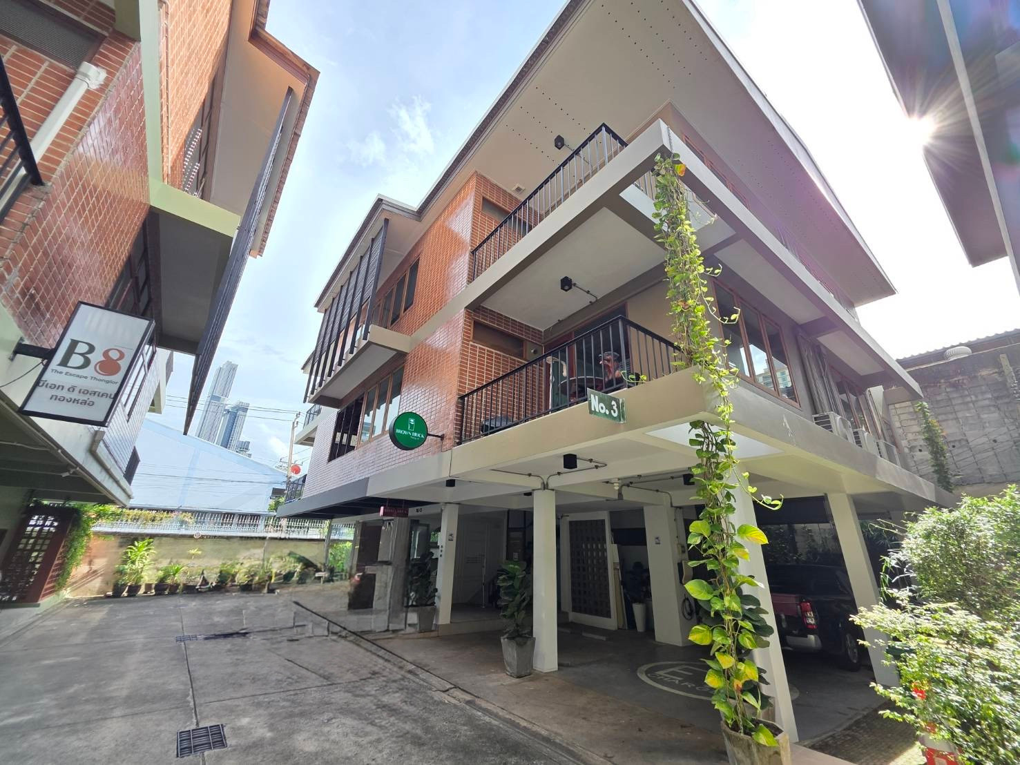 Brown Brick Thonglor 20: 77sqwah 600sqm 3 storey Sell: 80,000,000 Rent: 120-150k/mth. Am: 0656199198 Brown Brick Thonglor 20: 77sqwah 600sqm 3 storey Sell: 80,000,000 Rent: 120-150k/mth. Am: 0656199198