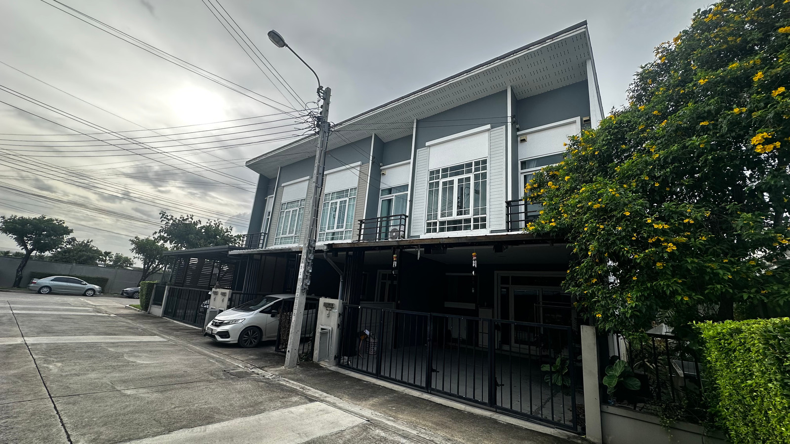 2-story townhome for sale, Gusto Phetkasem 69-Kanchanaphisek, 30.10 sq m, 4 bedrooms, 3 bedrooms, only 3,549,000 million. If interested, contact Line:minniemah, very quick to respond.