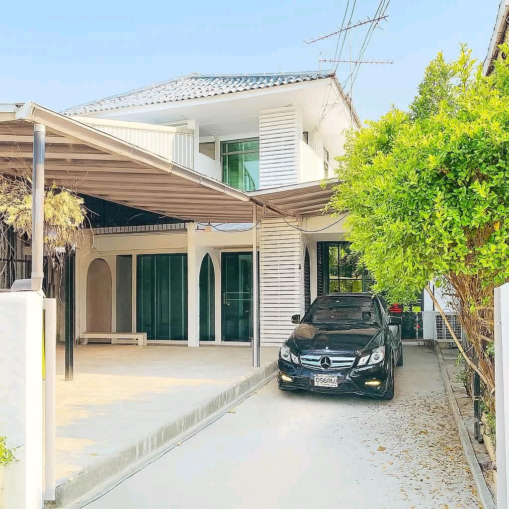 ✨ บ้านหลังใหญ่พร้อมโกดังเก็บของ พื้นที่กว้างถึง 85 ตร.วา เหมาะทั้งอยู่อาศัยและทำธุรกิจ — ทำเลดี ใกล้เลียบด่วนรามอินทรา และ Central EastVille