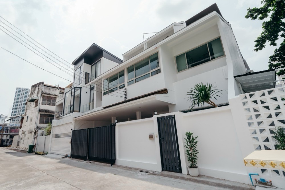 Townhome 3 ชั้น ซอยสุขุมวิท 15 ตกแต่งสวย พร้อมอยู่ ใจกลางอโศก