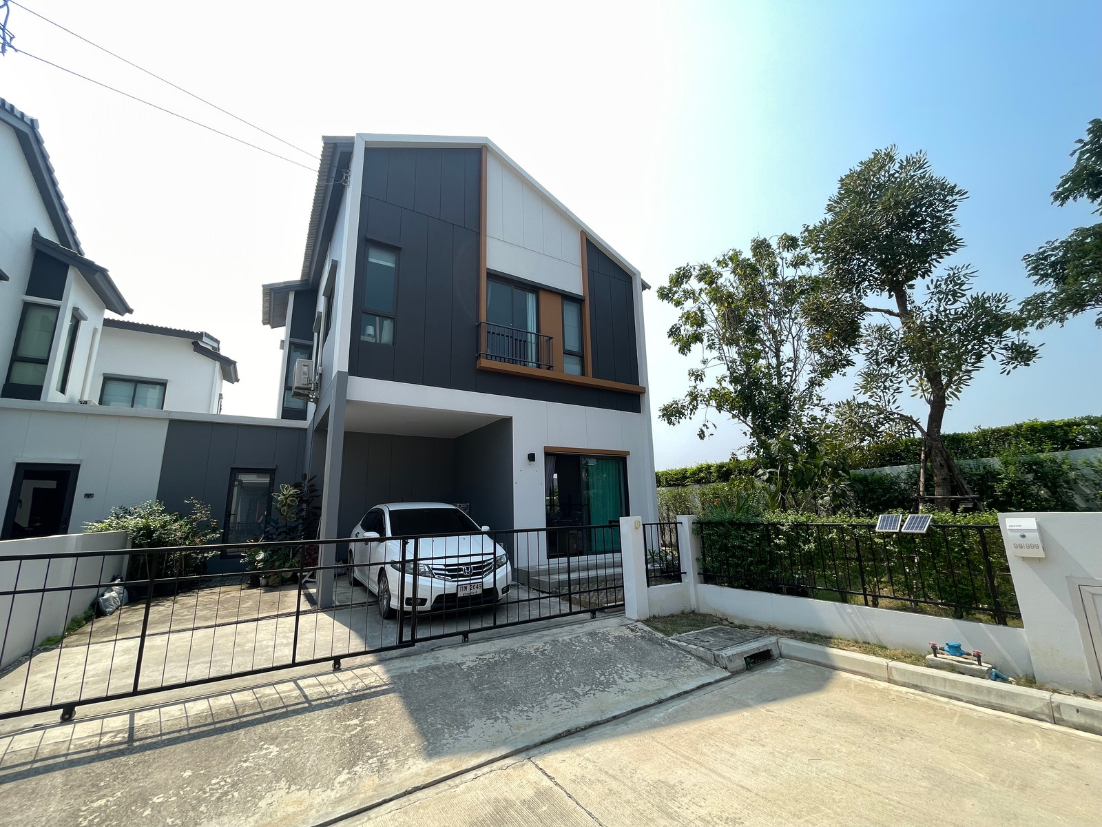  ลดราคา 400,000 บ้านเลขที่ 99/999 ขายและให้เช่า หมู่บ้านอณาสิริ บางนา บ้านแฝดหลังมุม พื้นที่เยอะ บ้านสวยพร้อมอยู่