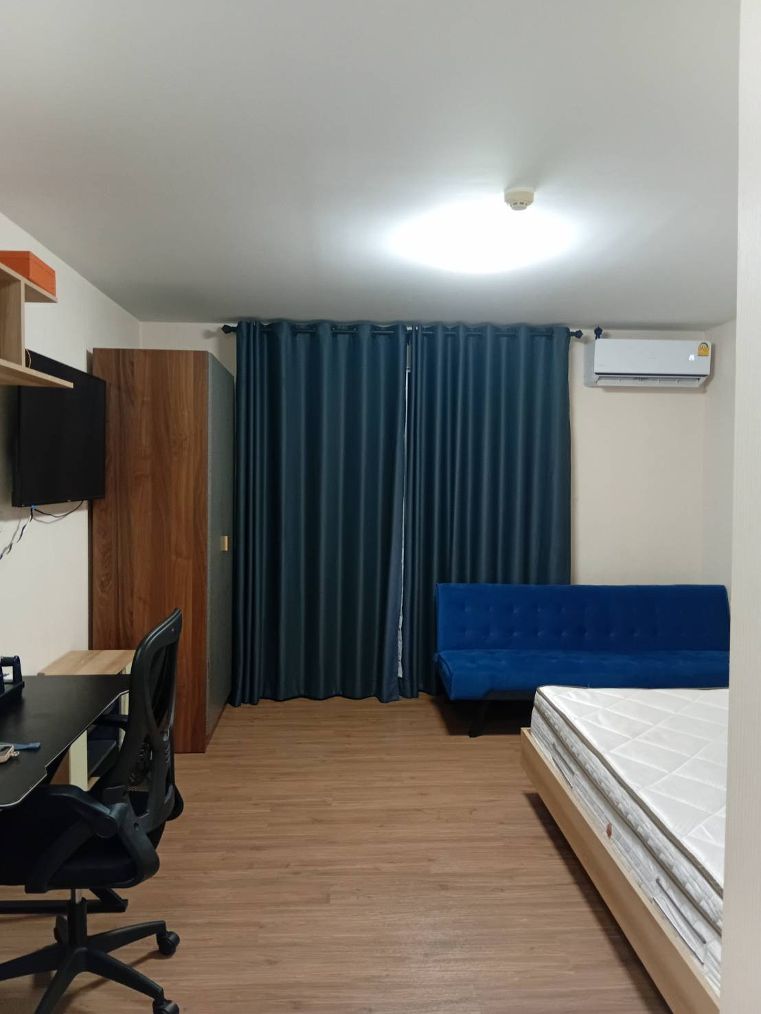 Room available, ready to move in, Phase 3, Building C, 7th floor (23 sq m.), price 6,000/month, fully furnished, free parking, free common fees.