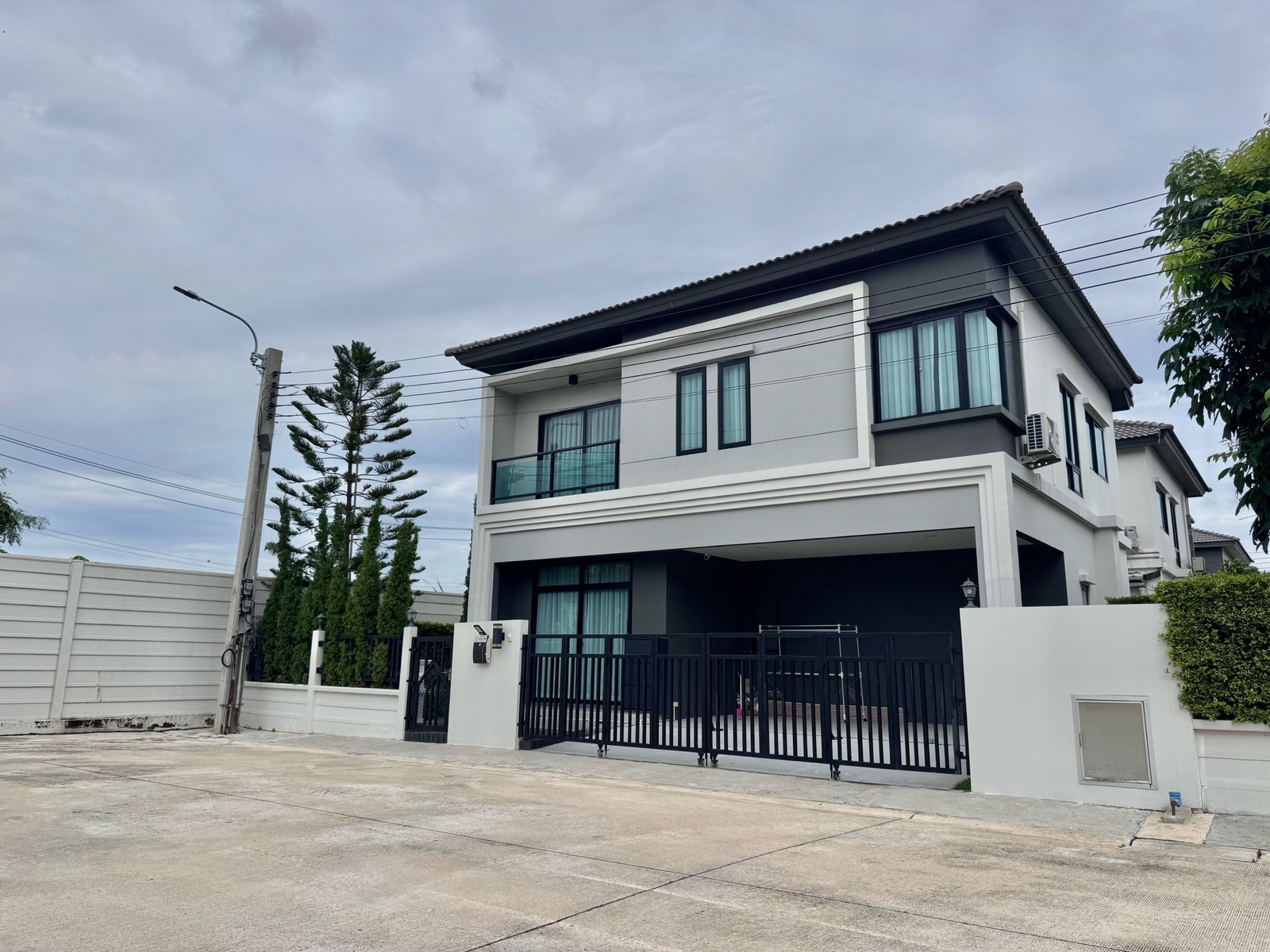 🔥 ขาย 8.59 ล้าน | 📍Grand Britania วงแหวน-รามอินทรา บ้านหลังมุม 4 นอน ตกแต่งสวย ใกล้ทางด่วน 2 นาที เดินทางสะดวก | Yield ~7% 🔥 ขาย 8.59 ล้าน | 📍Grand Britania วงแหวน-รามอินทรา บ้านหลังมุม 4 นอน ตกแต่งสวย ใกล้ทางด่วน 2 นาที เดินทางสะดวก | Yield ~7%