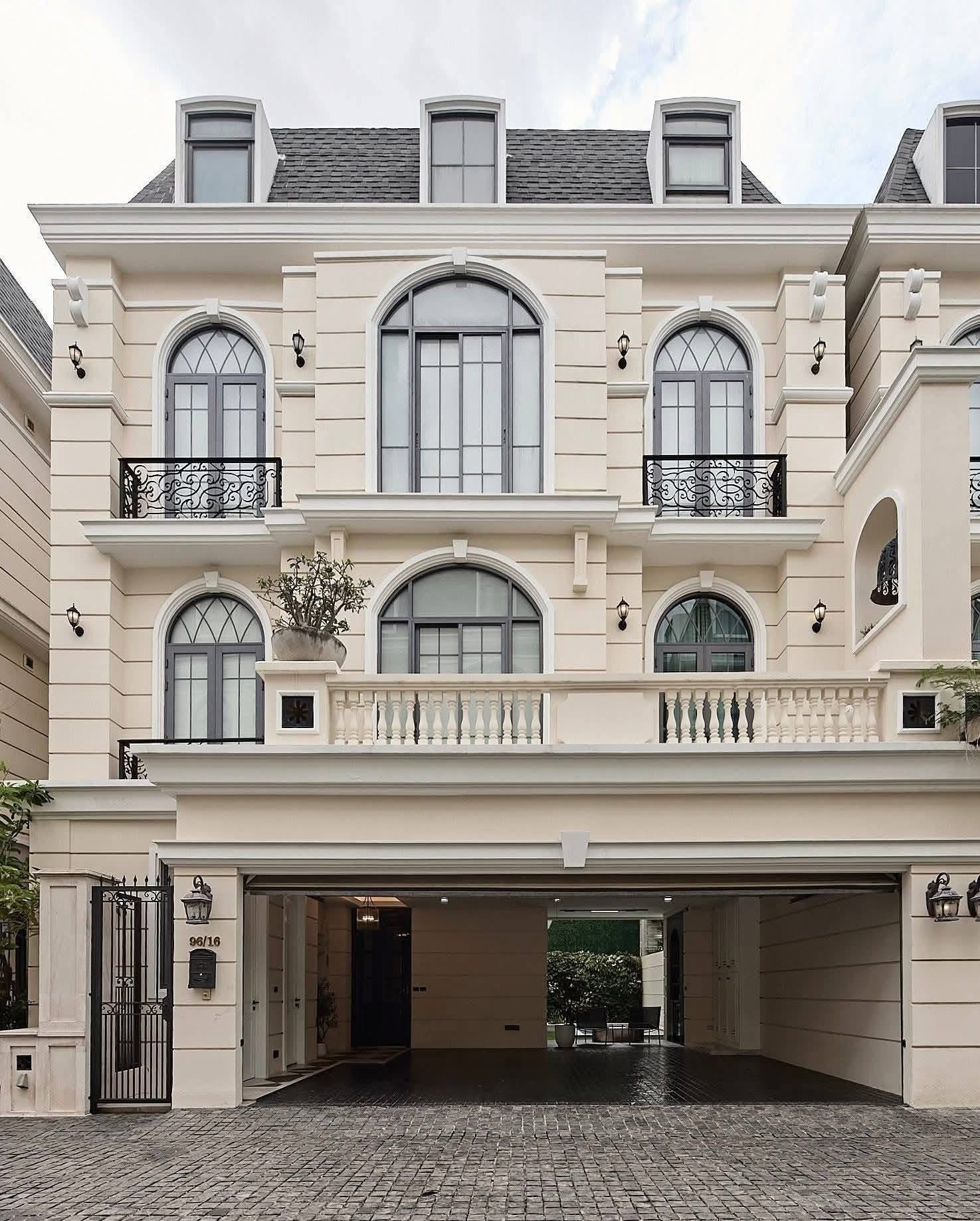 Luxurious home in the heart of Ekkamai in the Bangkok Boulevard Ekkamai 22 project. Luxurious home in the heart of Ekkamai in the Bangkok Boulevard Ekkamai 22 project.