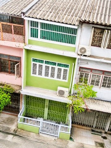 BTS PhraKhanong 370m Sukhumvit area BTS OnNut 1.2km. 3-story commercial building for rent 18sq.wa 120sq.m Surrounded by shops restaurants community, office buildings, and amenities. Suitable for offices, businesses, shops, clinics, or vario