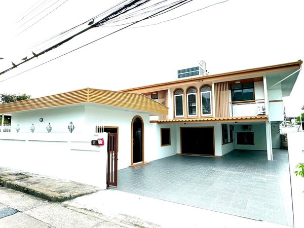 ✨ Corner house, good business location, large space, parking for up to 8 cars, suitable for both living and office use.