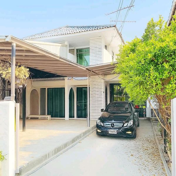 ✨ บ้านหลังใหญ่พร้อมโกดังเก็บของ พื้นที่กว้างถึง 85 ตร.วา เหมาะทั้งอยู่อาศัยและทำธุรกิจ — ทำเลดี ใกล้เลียบด่วนรามอินทรา และ Central EastVille