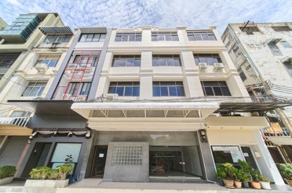 Bangkok-Nonthaburi26-34 near MRT BangSon 400m.45sq.wa. 1000sq.m. Six-story commercial building 2units mezzanine 99,999 THB/month rooftop Land area with 6 bath. Newly renovated and suitable for offices distribution centers or service busines