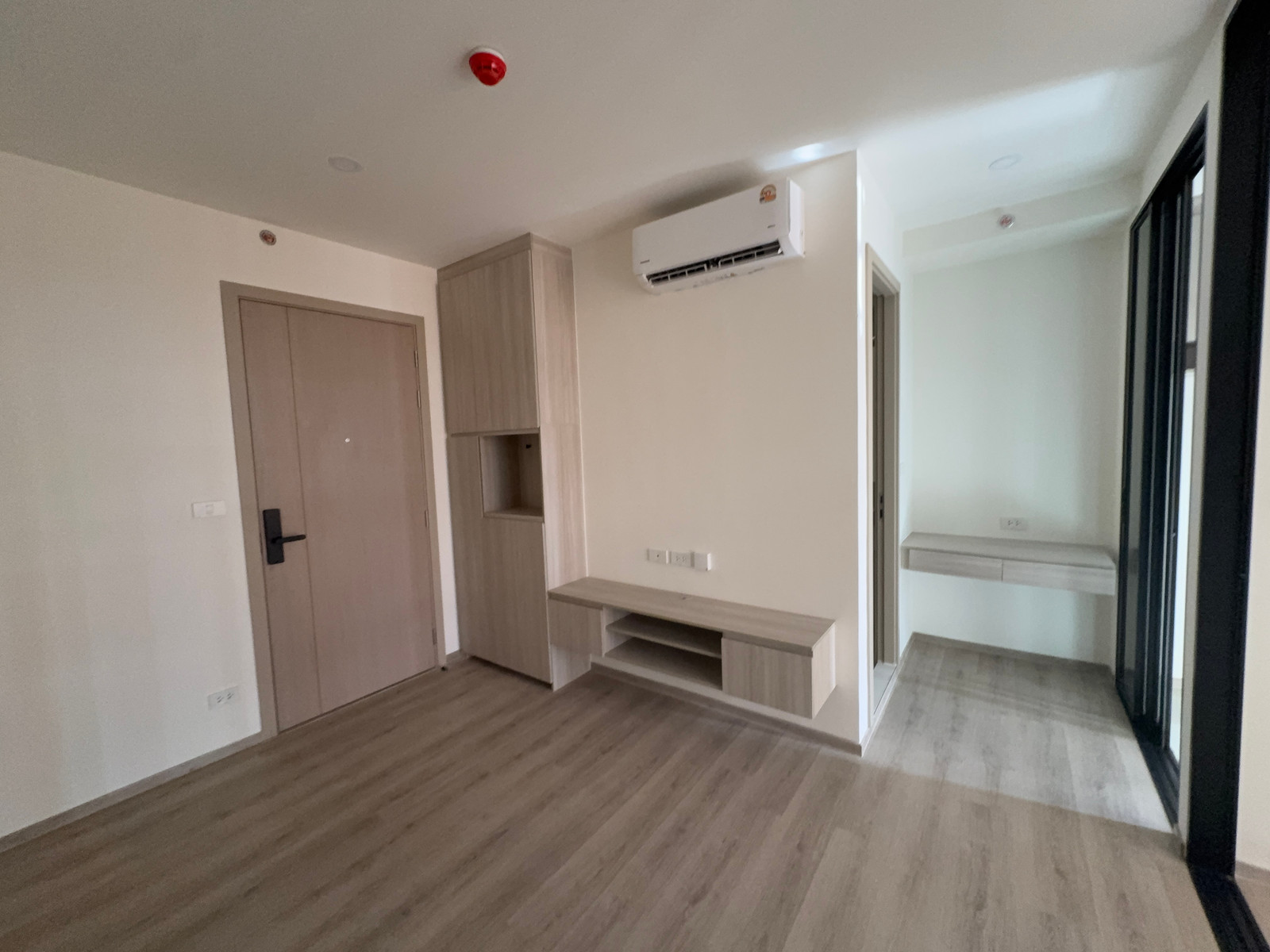 Brand New 100% First-Hand Condo! 12th Floor, Main Road Location! Great Value! Condo for Sale at Origin Place Bangna, 27.96 sq.m., near MRT Si Iam Station. Brand New 100% First-Hand Condo! 12th Floor, Main Road Location! Great Value! Condo for Sale at Origin Place Bangna, 27.96 sq.m., near MRT Si Iam Station.