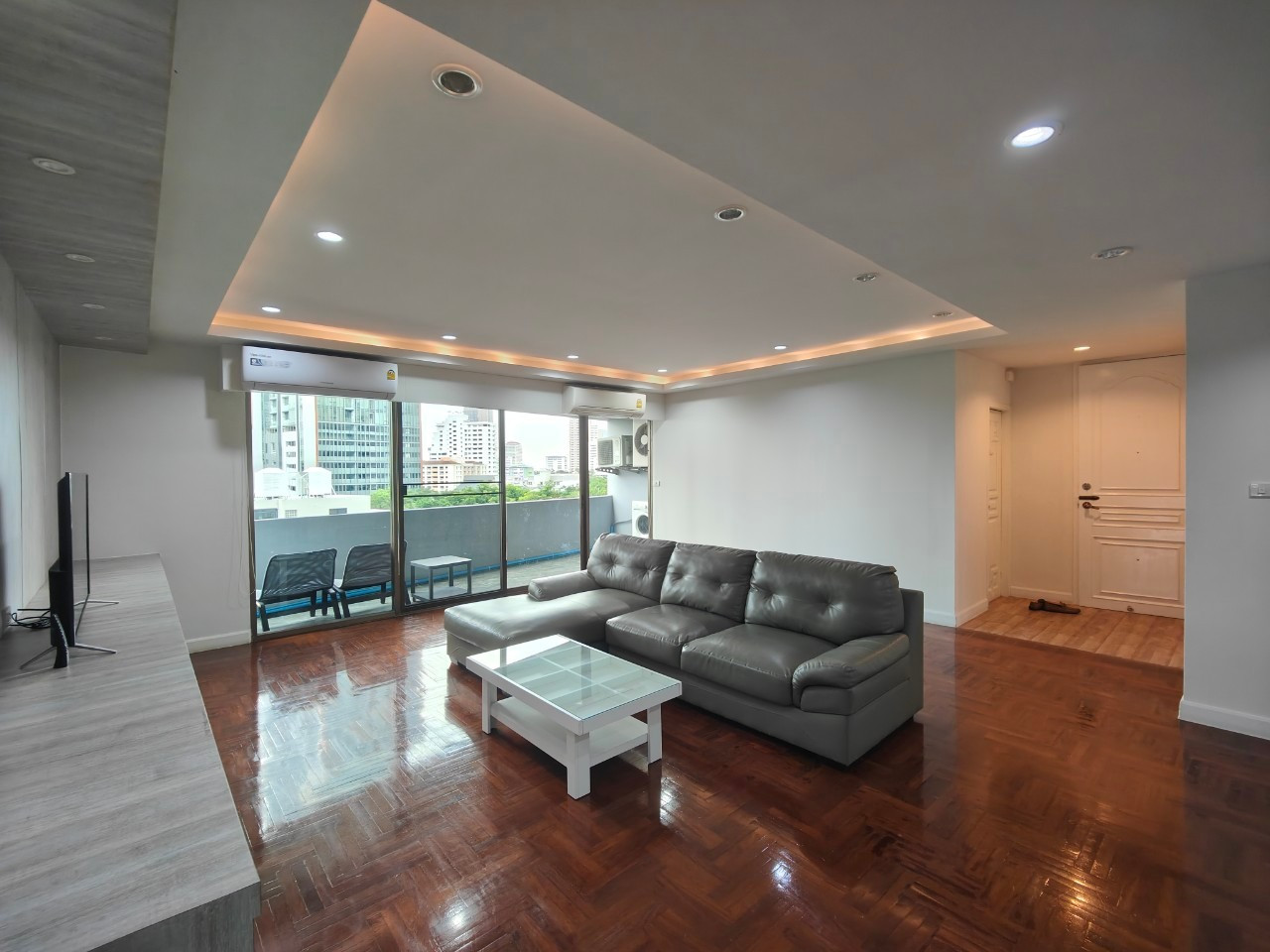 Pet Friendly 4 bedroom condo with 3 mins walk from BTS Phromphong