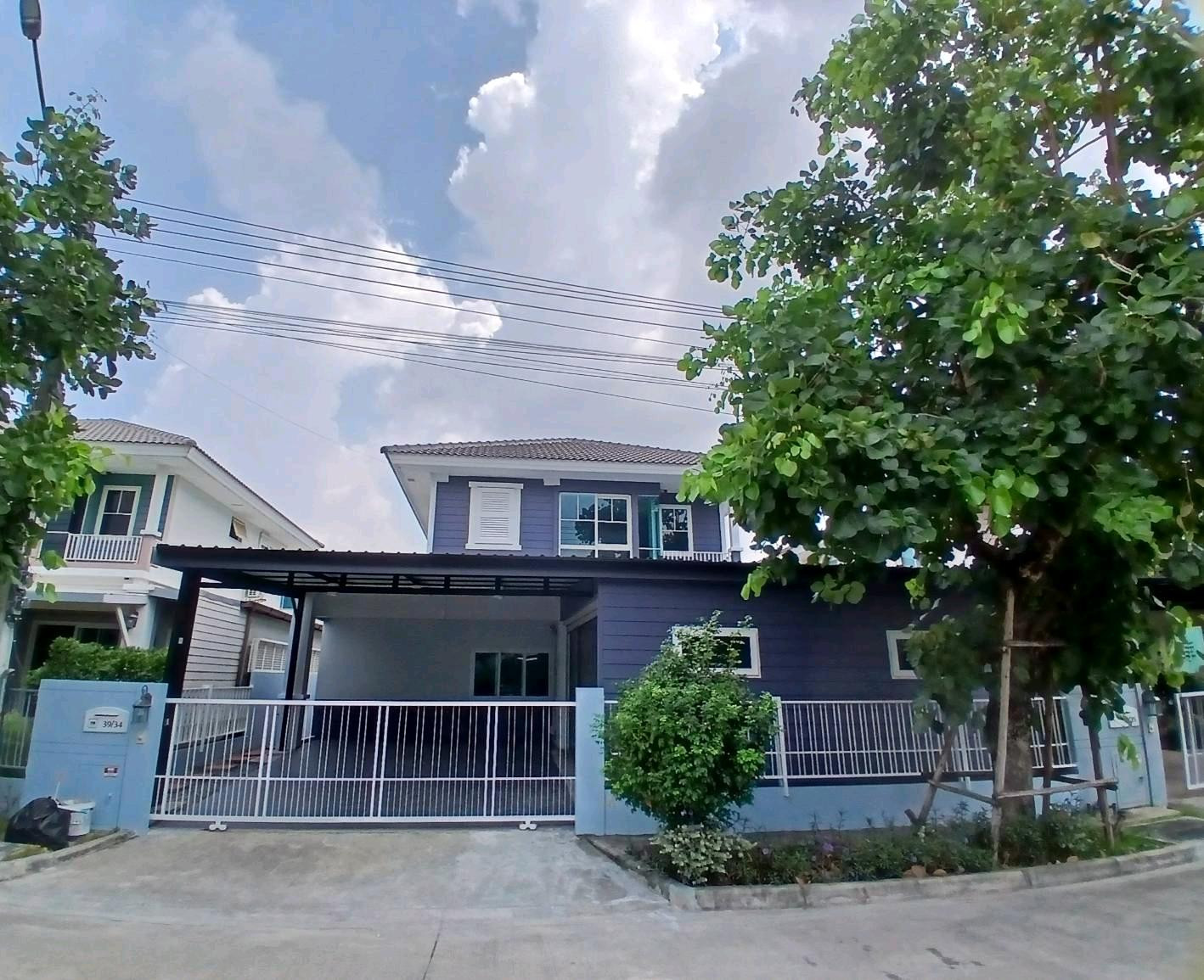 ขายบ้านเดี่ยวหลังใหญ่ Villaggio คลอง 3 ปทุมธานี 4.2 ล้านบาท บ้านเดี่ยว 2 ชั้น (เนื้อที่ 51 ตร.ว. / พื้นที่ใช้สอย 160 ตร.ม.)