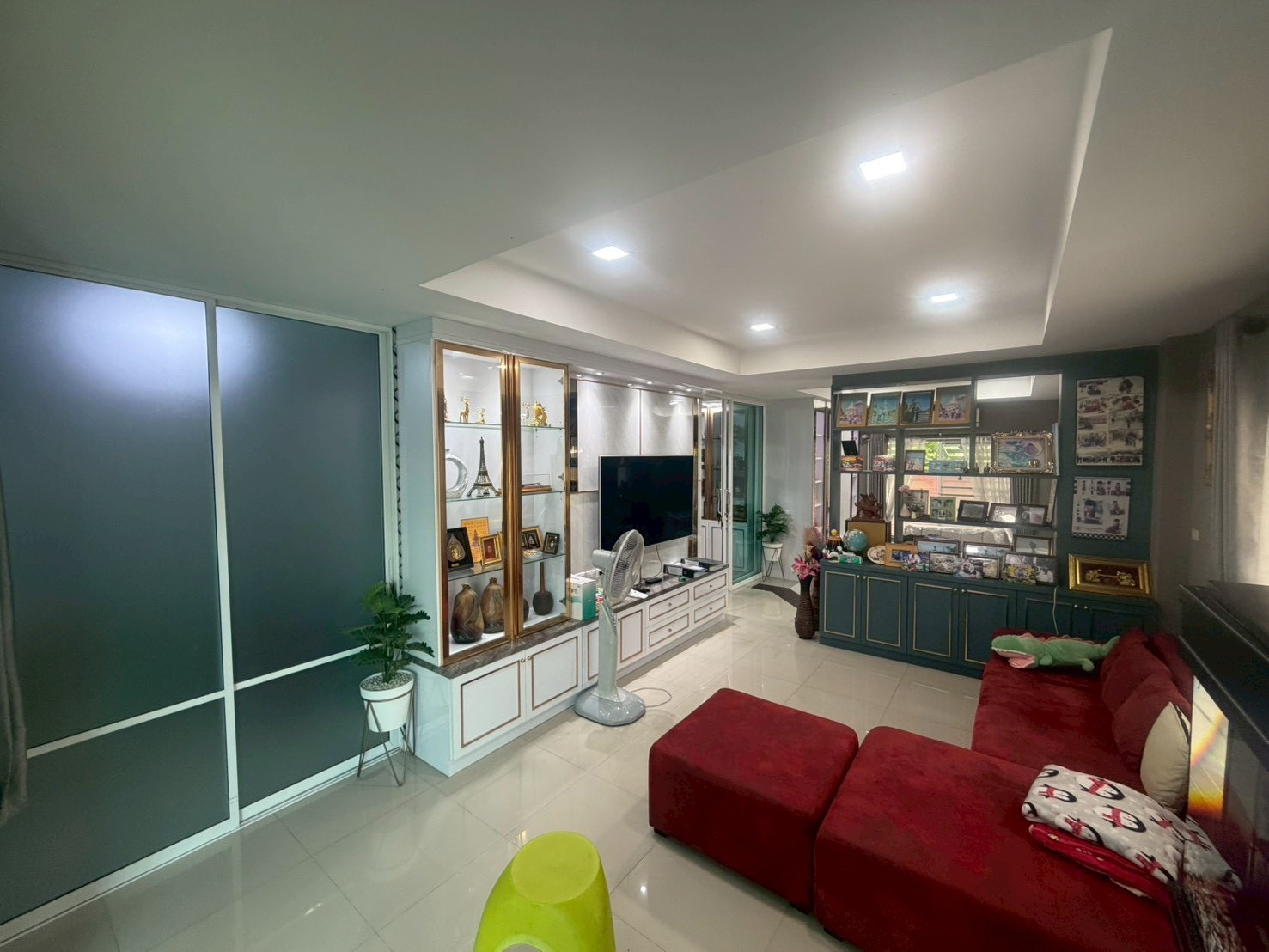 อยากได้บ้านเงียบๆ แต่เข้าเมืองง่าย? ขายบ้านเดี่ยว 62ตรว.พื้นที่ใช้สอย 210ตรม. การ์เด้นวิลล่า วอเตอร์ฟร้อนท์ พร้อมเข้าอยู่ได้ทันทีเเถมเเอร์เฟอร์ทั้งหลัง ทำเลลาดสวาย ใกล้สิ่งอำนวยความสะดวก  – รูปที่ 2