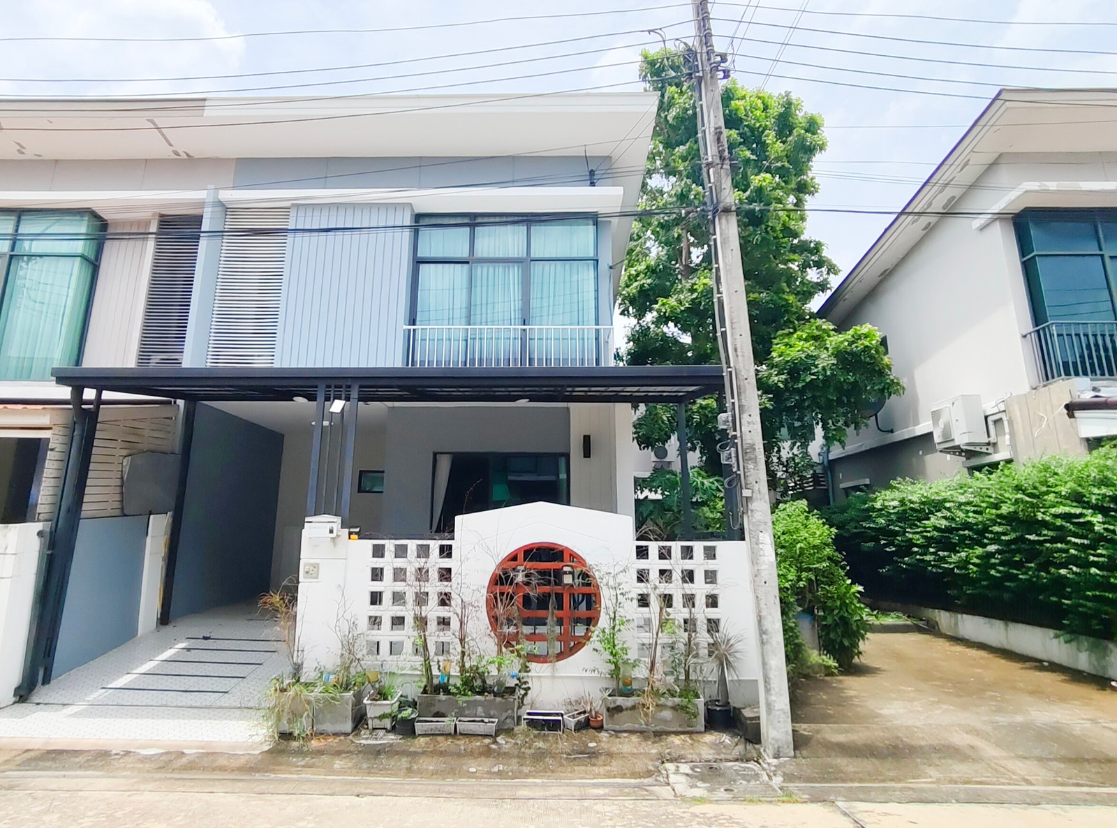 ทาวน์โฮม 2 ชั้น ติดถนนสายไหม แต่งสวย หลังมุม หมู่บ้าน พฤกษาวิลล์ 64 พื้นที่ 21.9 ตรว. 3 ห้องนอน 2 ห้องน้ำ ต่อเติมหลังคาจอดรถและห้องด้านหลัง พร้อมอยู่สุดๆ – รูปที่ 2
