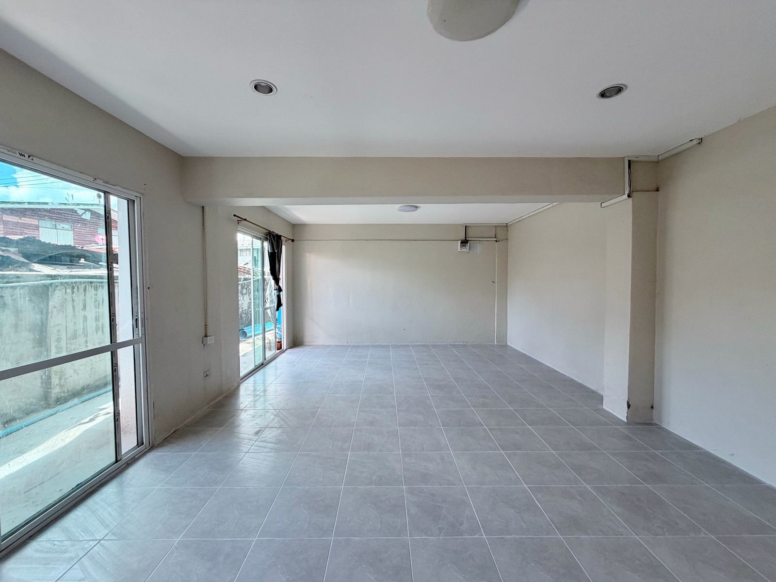 Space under the apartment for rent, 80 sq m, home water and electricity rates. Space under the apartment for rent, 80 sq m, home water and electricity rates.