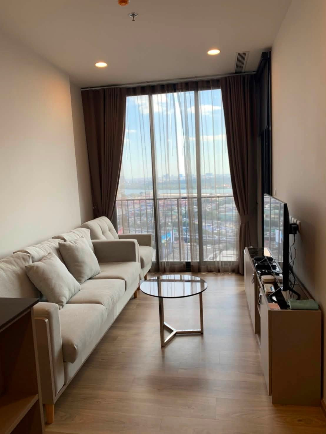 Oka Haus Sukhumvit 36 ห้องแต่งโทนอบอุ่นน่าอยู่ มีเคาน์เตอร์บาร์มุมครัวไว้นั่งชิล 1 ห้องนอน 1 ห้องน้ำ