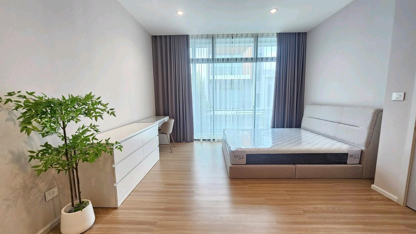 พร้อมอยู่ ทาวน์โฮม4ชั้น เพดานสูง 3นอน4 น้ำ ใกล้โรงเรียนนานาชาติเวลลิงตัน กรุงเทพกรีฑาตัดใหม่ – รูปที่ 4