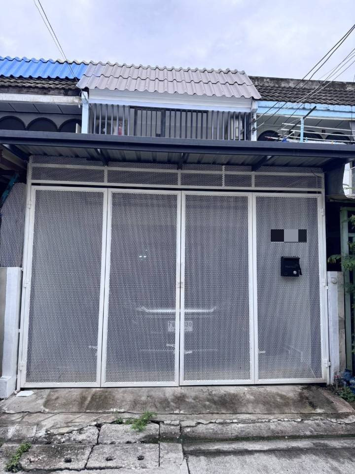 2-story townhome for rent, newly renovated, ready to move in. Pracharat Bamphen Road Air conditioned, fully furnished, 3 bedrooms, 2 bathrooms, rental price 29,000 baht.