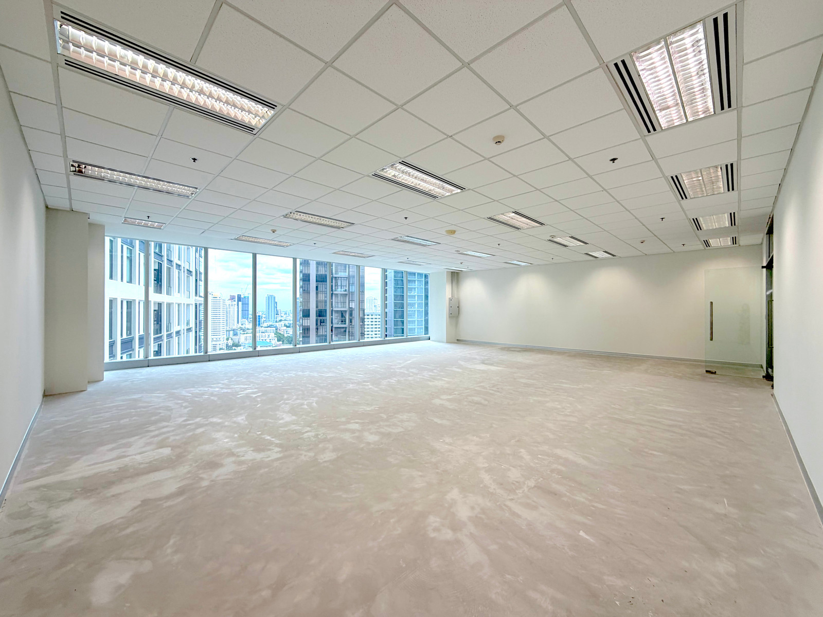 Office Grade A มีทางเชื่อมจาก BTS พร้อมพงษ์