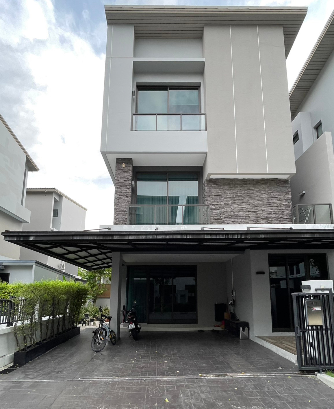 For sale, 3-story twin house, Klang Muang Village, Classe Ekamai-Ramintra, 40.1 square wah, luxuriously decorated, ready to move in!!
