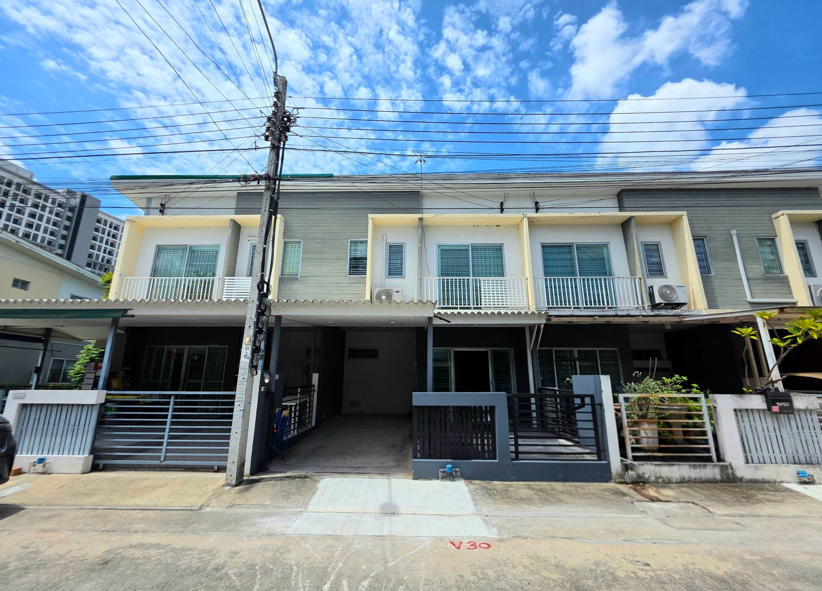 🏡 Urgent sale! 2-story townhome, modern style, ready to move in, fully furnished, close to Muang Thong and the Pink Line MRT.