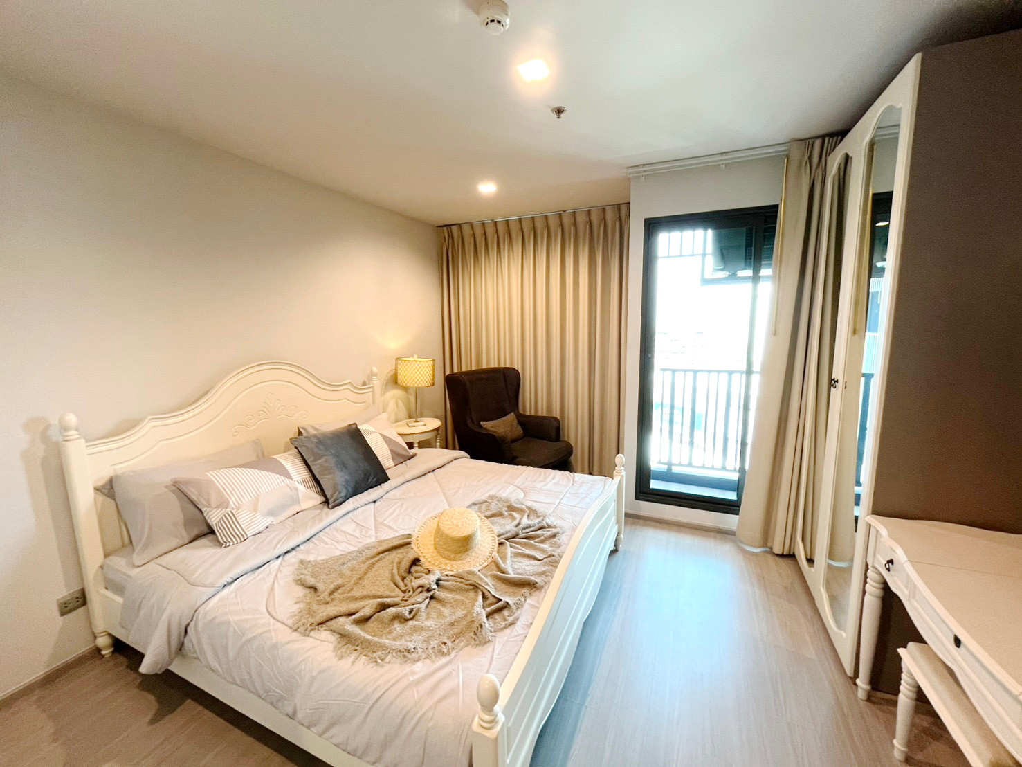 Life Ladprao for Rent — Near BTS Ha Yaek Lat Phrao Fully furnished and equipped with electrical appliances ready to move in,  High-Floor Unit with Unobstructed City Views.