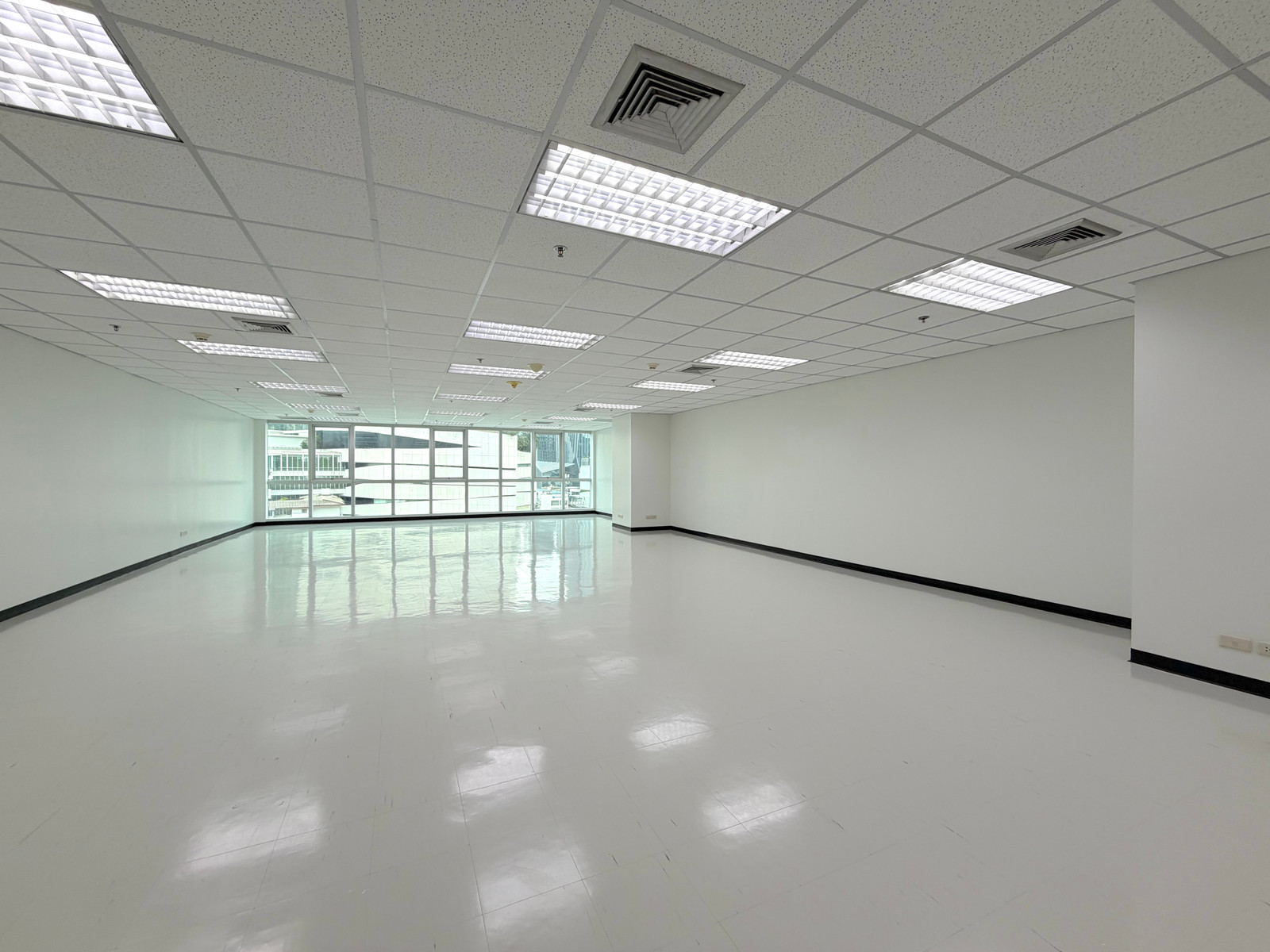 Office 400ม. จาก BTS พร้อมพงษ์, มี 7-11, ค่าฟ่ ร้านอาหารในตึก  