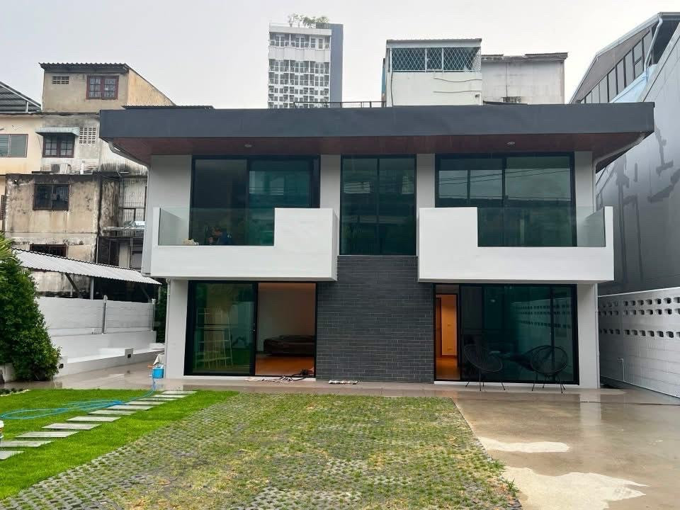 Pet-Friendly Newly Renovated 4-Bedroom House for Rent in Pattanakan Near Expressway 