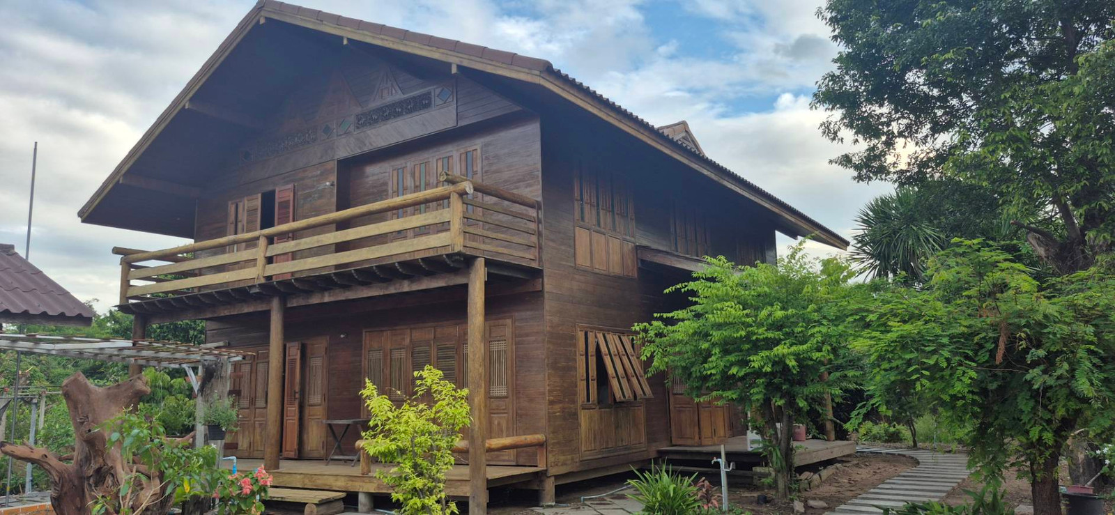 2-story detached house for sale with 3 rai 3 ngan of land, Mueang Suphan Buri District. Shady atmosphere Suitable for living or making a garden house.