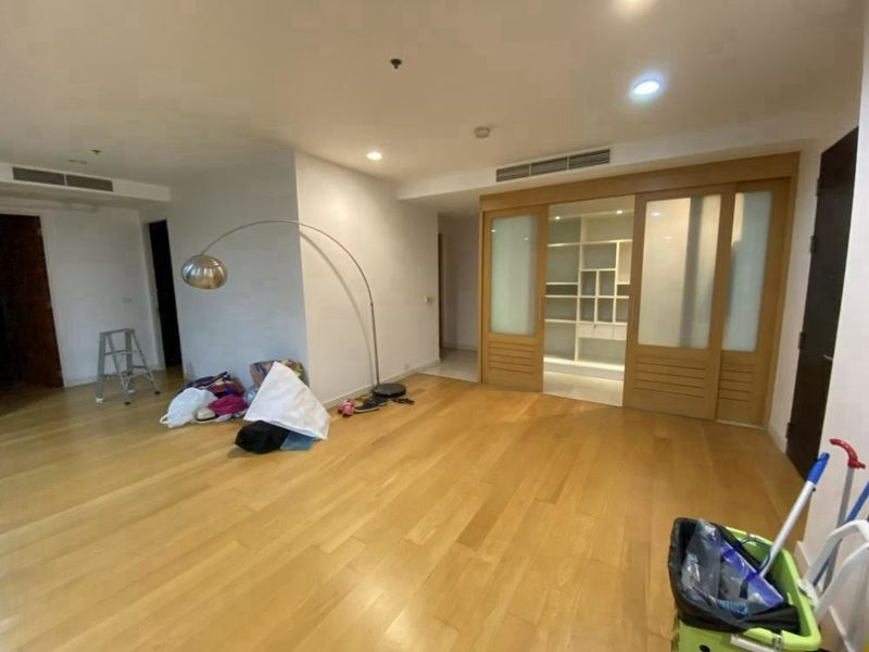 Condo for sale at Chatrium Riverside, convenient travel, shuttle available, good price! Condo for sale at Chatrium Riverside, convenient travel, shuttle available, good price!