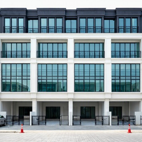 a passenger elevator BTS OnNut 4.9km. Luxury 4.5-story home office with 5 bedrooms, 4 bathrooms, and