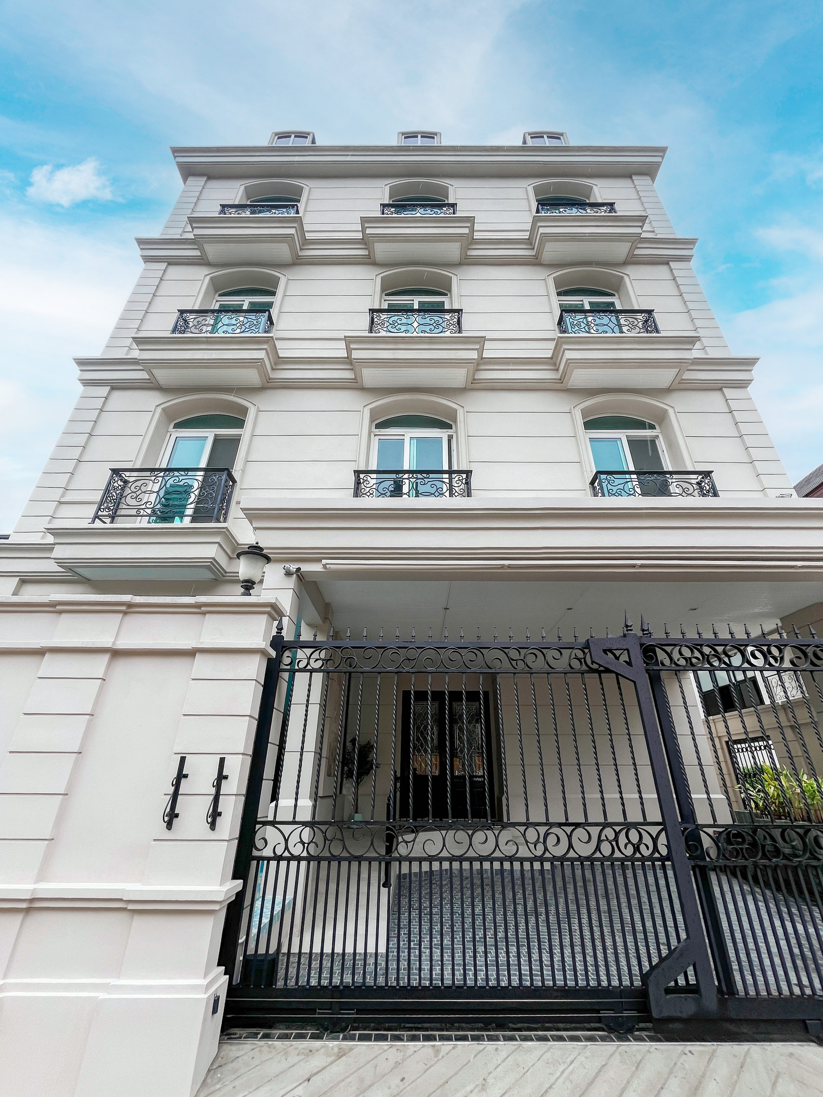 🏡 Luxury House for Sale in Sukhumvit 61, Ekkamai | Spacious 600 Sq.m. Private Residence in Prime Bangkok Location [MKH260802]
