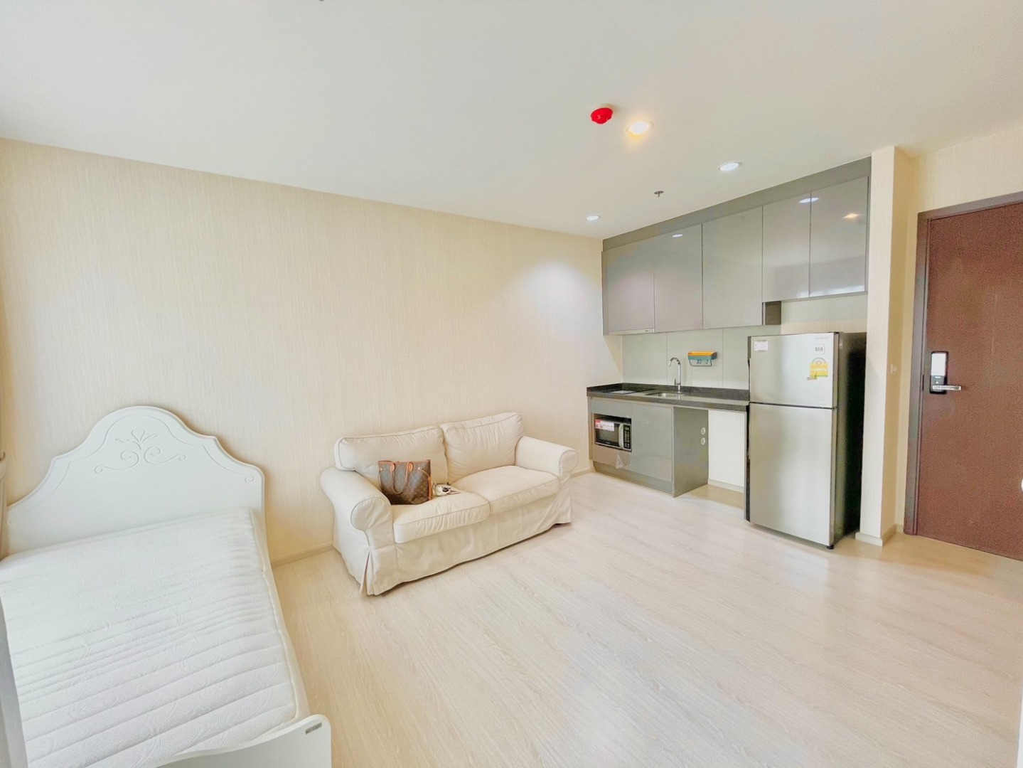 🔥Urgent Sale🔥 Rhythm Asoke, near MRT Rama 9 station, fully furnished, ready to move in.