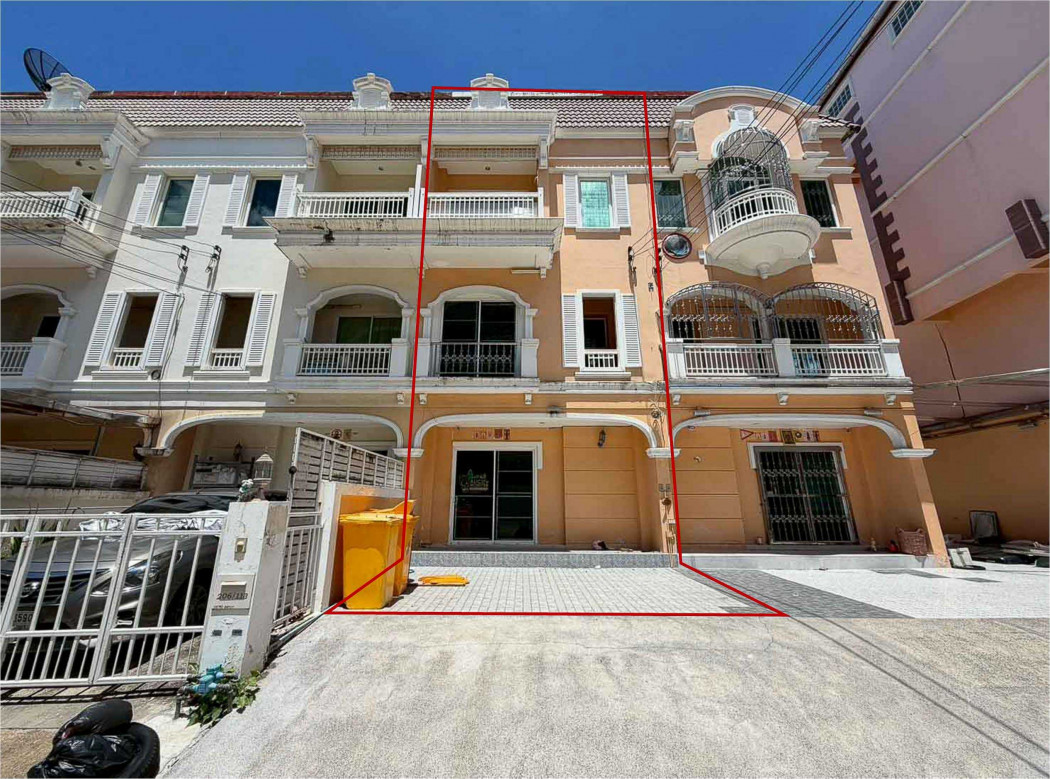 Townhome for sale, The Metro Sathorn-Kanlapaphruek, 135 sq m, 18 sq wa. Best price townhome for sale. This price is hard to find.