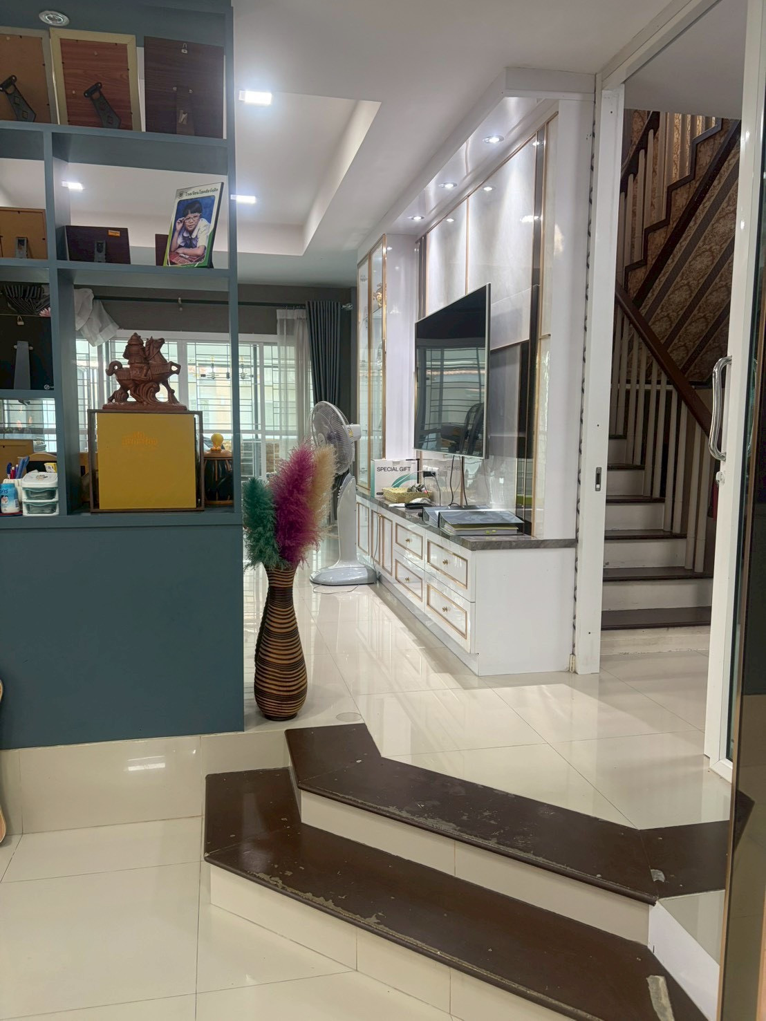 อยากได้บ้านเงียบๆ แต่เข้าเมืองง่าย? ขายบ้านเดี่ยว 62ตรว.พื้นที่ใช้สอย 210ตรม. การ์เด้นวิลล่า วอเตอร์ฟร้อนท์ พร้อมเข้าอยู่ได้ทันทีเเถมเเอร์เฟอร์ทั้งหลัง ทำเลลาดสวาย ใกล้สิ่งอำนวยความสะดวก  – รูปที่ 4