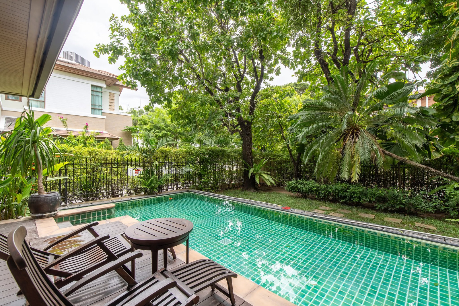 🟢 ให้เช่าบ้านเดี่ยวคฤหาสน์หรู Type A (Show House) 560 ตร.ม. 158 ตร.วา สระว่ายน้ำส่วนตัว ตำแหน่งแปลงมุม ถนนเมน 6 เลน | ทำเลใจกลางสุขุมวิท (ใกล้ BTS พระโขนง & เอกมัย) – รูปที่ 3