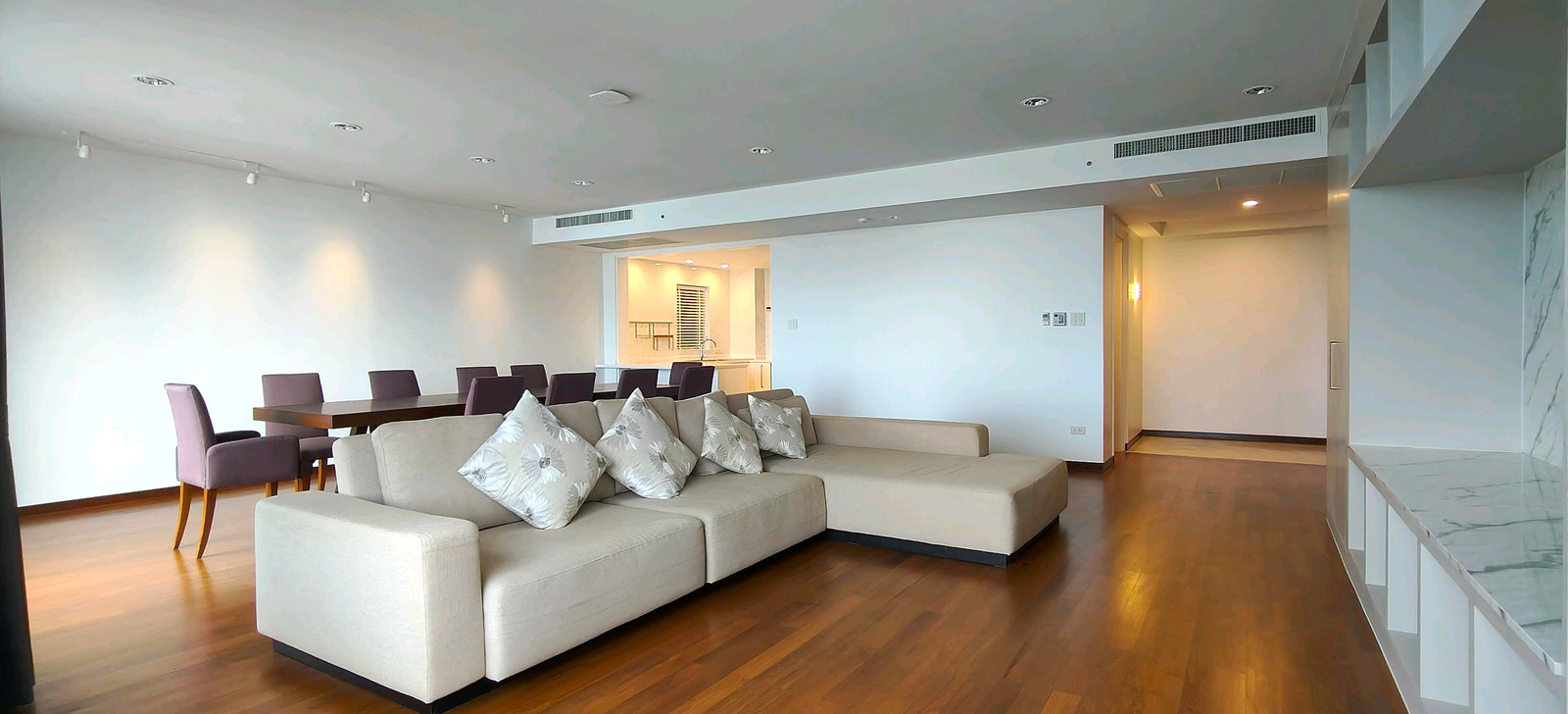 For rent, rare room! All season mansion, 3 bedrooms, 203 sq m, 31st floor, open view, newly renovated, in the middle of the city.