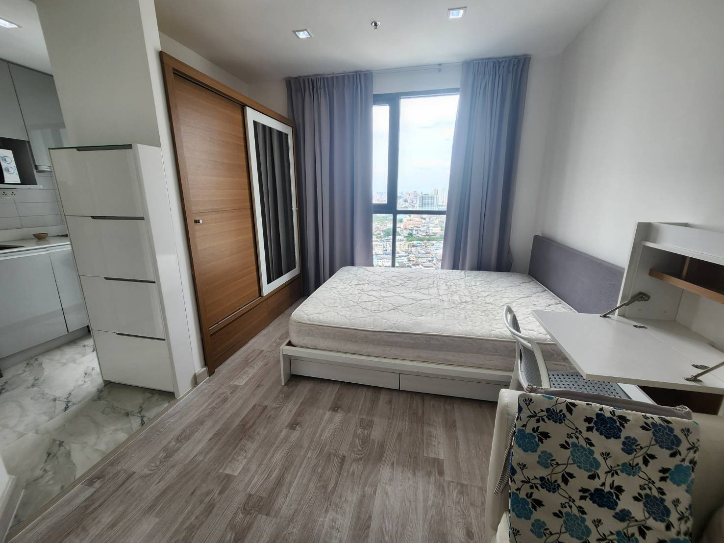  ให้เช่า ห้องสวย  ไอดีโอ โมบิ สาทร ( Ideo mobi sathorn ) ติด BTS ธนบุรี  50 เมตร พร้อมเฟอร์ + เครื่องซักผ้า เพียง 12,500  บาท  