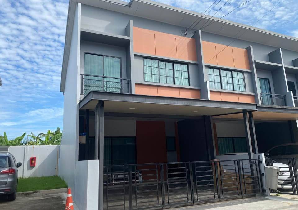Townhome for rent, Siri Place Kanlapaphruek-Sathorn, 3 bedrooms, 2 bathrooms, house width 5.7 meters, parking for 2 cars, ready to move in, good location, convenient travel, close to both BTS and MRT. Townhome for rent, Siri Place Kanlapaphruek-Sathorn, 3 bedrooms, 2 bathrooms, house width 5.7 meters, parking for 2 cars, ready to move in, good location, convenient travel, close to both BTS and MRT.