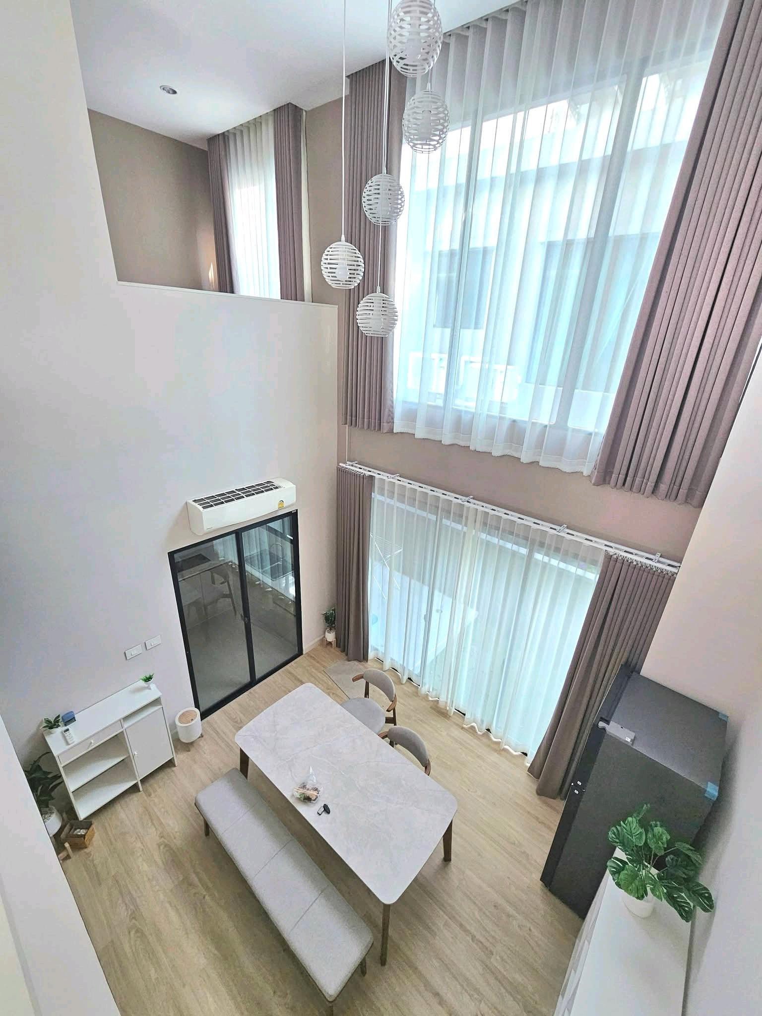 พร้อมอยู่ ทาวน์โฮม4ชั้น เพดานสูง 3นอน4 น้ำ ใกล้โรงเรียนนานาชาติเวลลิงตัน กรุงเทพกรีฑาตัดใหม่ – รูปที่ 3
