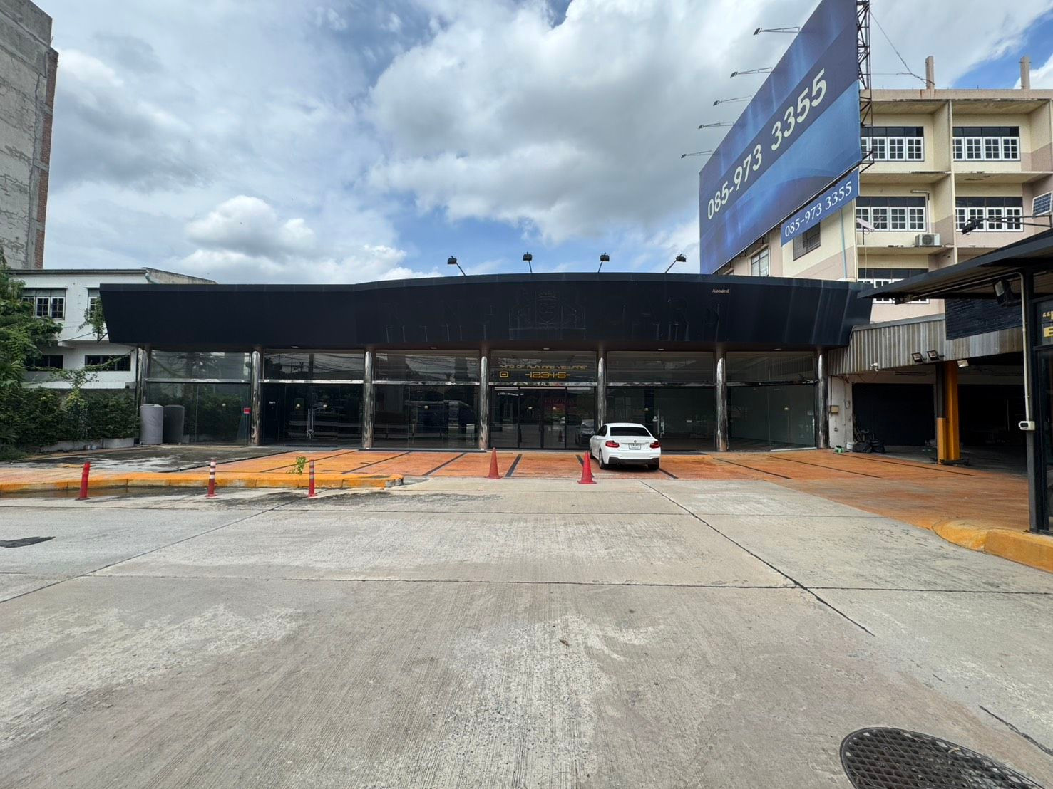 Showroom for rent on Srinakarin Road with 3 buildings, 5 floors, close to the Yellow Line about 150 meters.