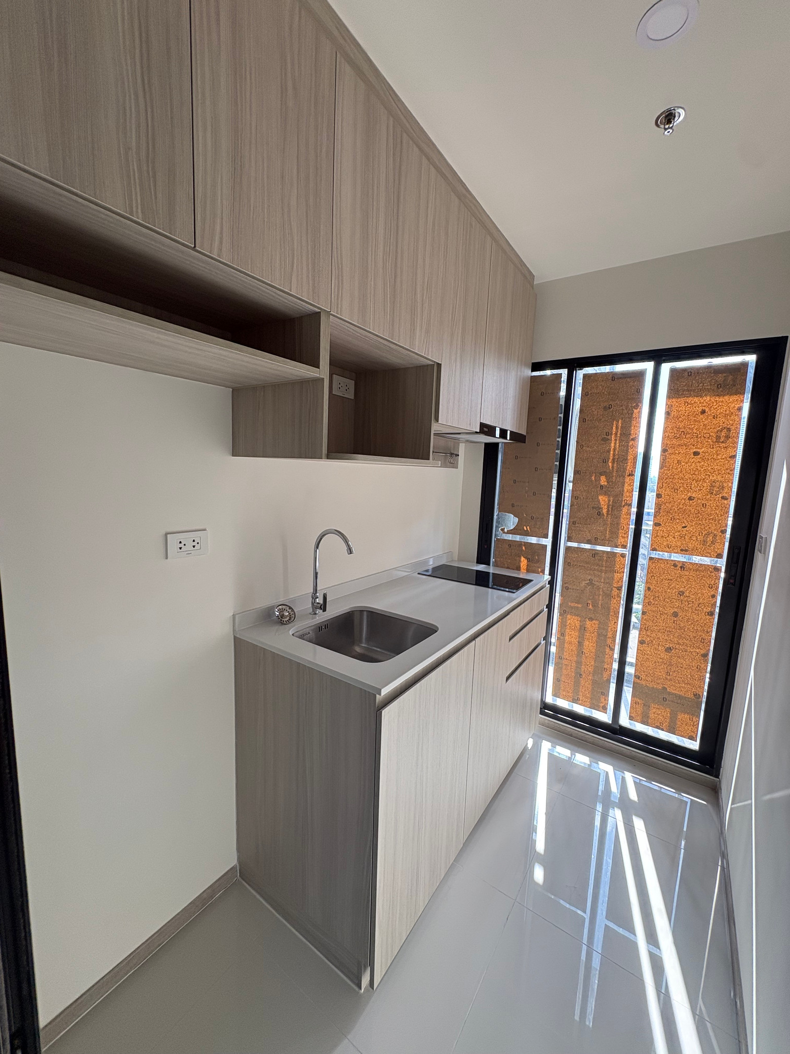 Brand New 100% First-Hand Condo! 10th Floor, Main Road Location! Great Value! Condo for Sale at Origin Place Bangna, 27.86 sq.m., near MRT Si Iam Station. Brand New 100% First-Hand Condo! 10th Floor, Main Road Location! Great Value! Condo for Sale at Origin Place Bangna, 27.86 sq.m., near MRT Si Iam Station.